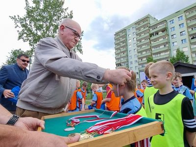 Przewodniczacy_Rady_Nadzorczej_SSM_wrecza_medale_uczestnikom_turnieju.jpg